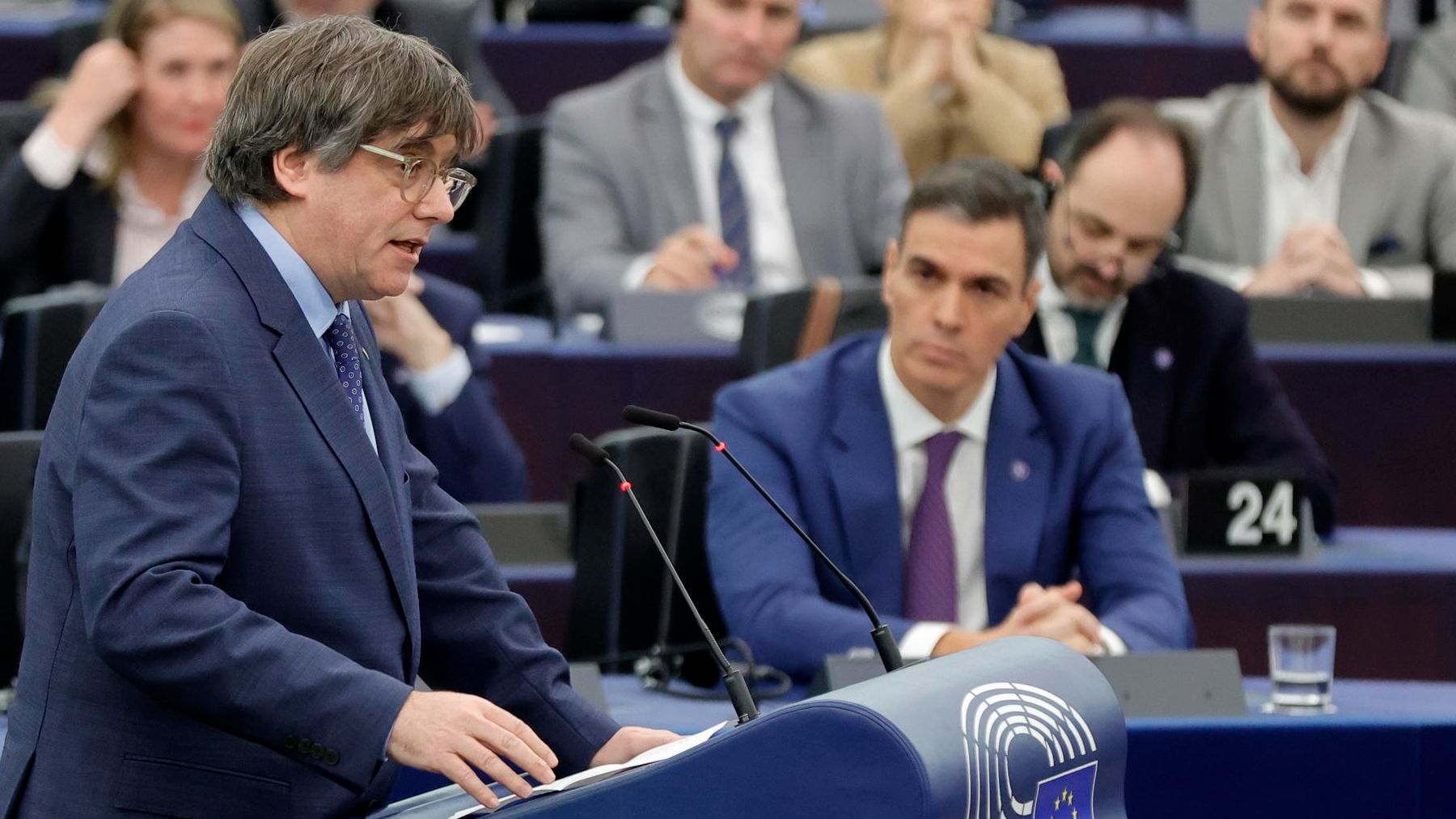 Puigdemont en el pleno de la Eurocámara con Sánchez escuchándole de fondo.