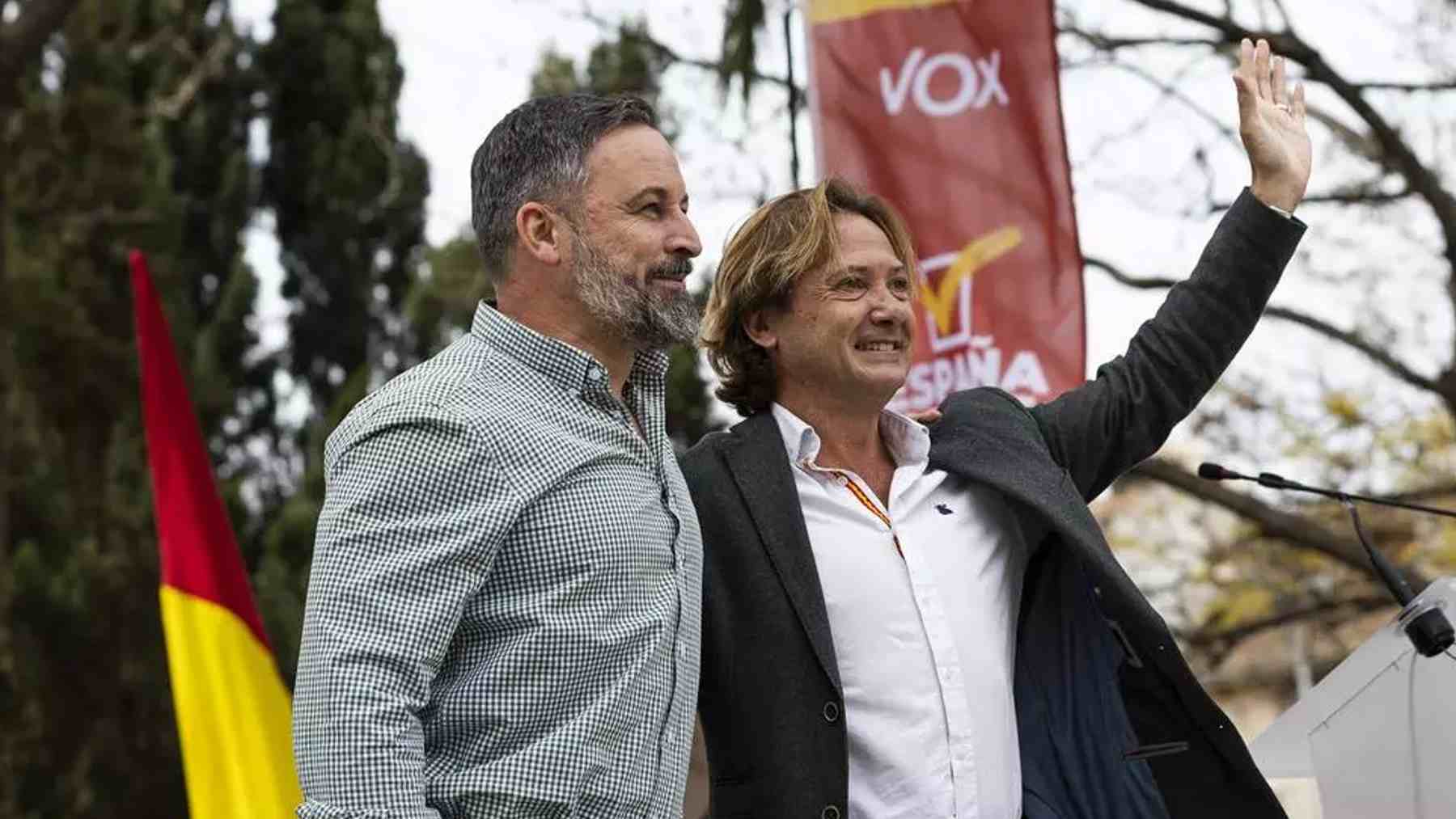 El presidente de Vox, Santiago Abascal con el diputado nacional de esta formación, Jorge Campos.