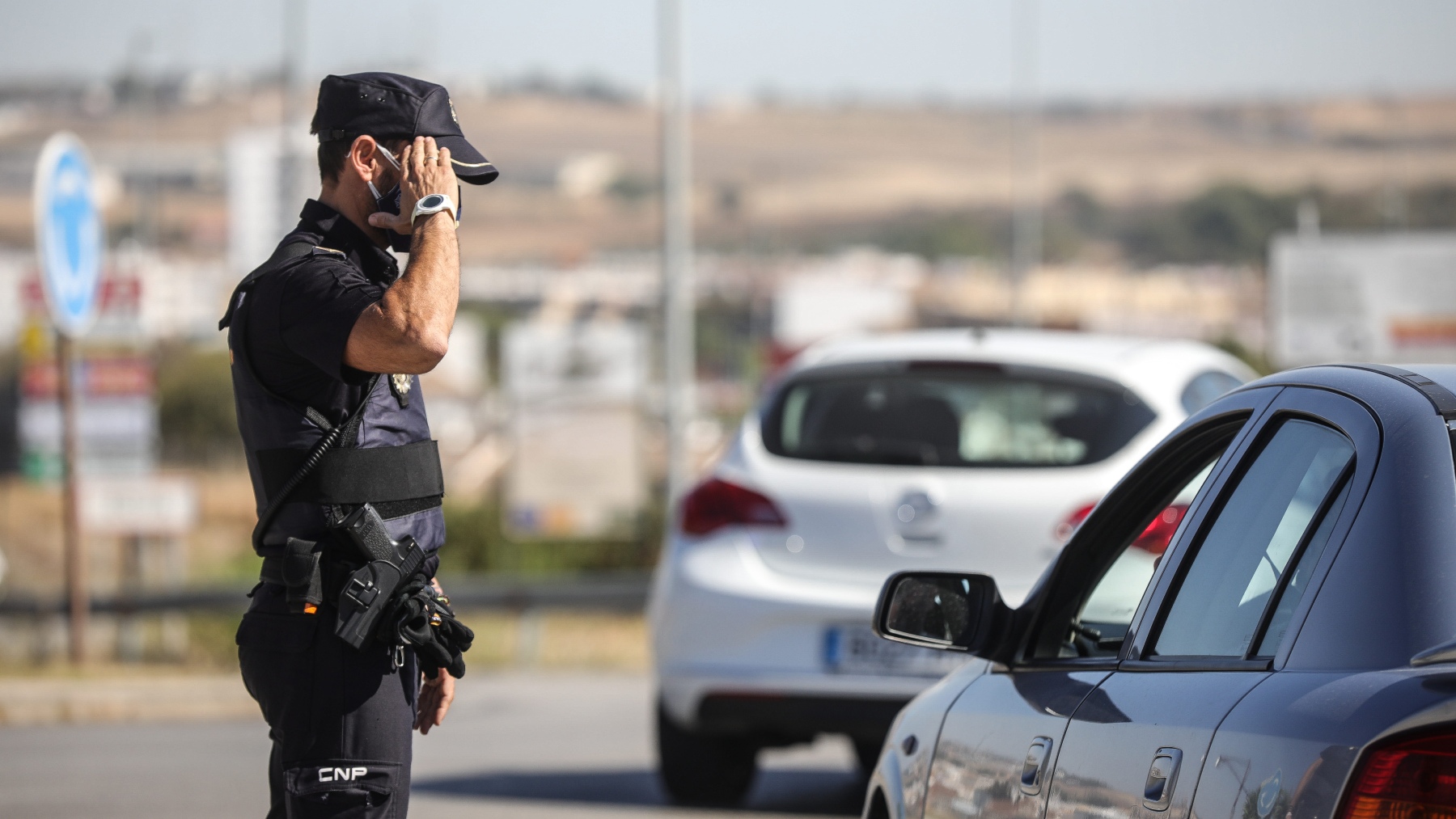 Un policía nacional en un control a la entrada de Écija (EUROPA PRESS).