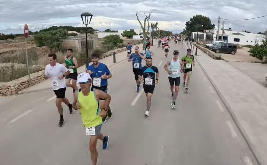Participantes de una edición anterior de la media maratón de Formentera.
