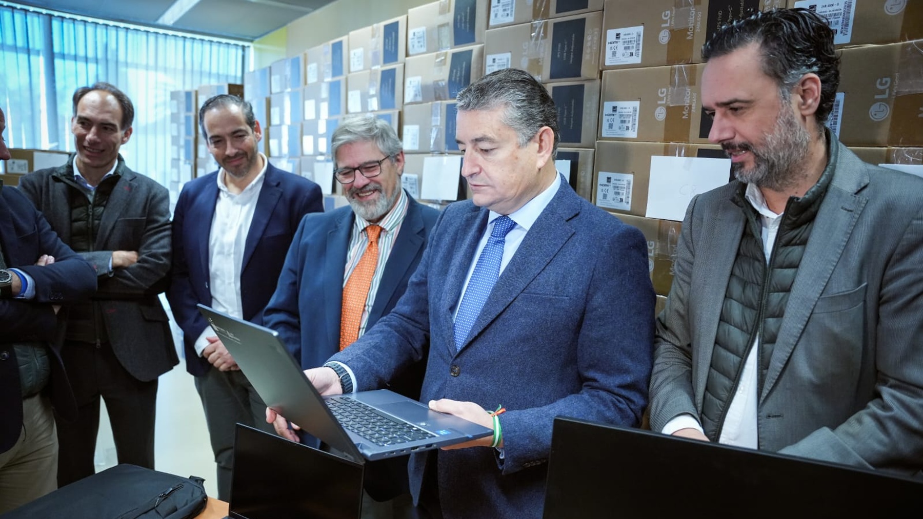 Antonio Sanz presenta los nuevos equipos informáticos para impulsar el teletrabajo (JUNTA DE ANDALUCÍA).
