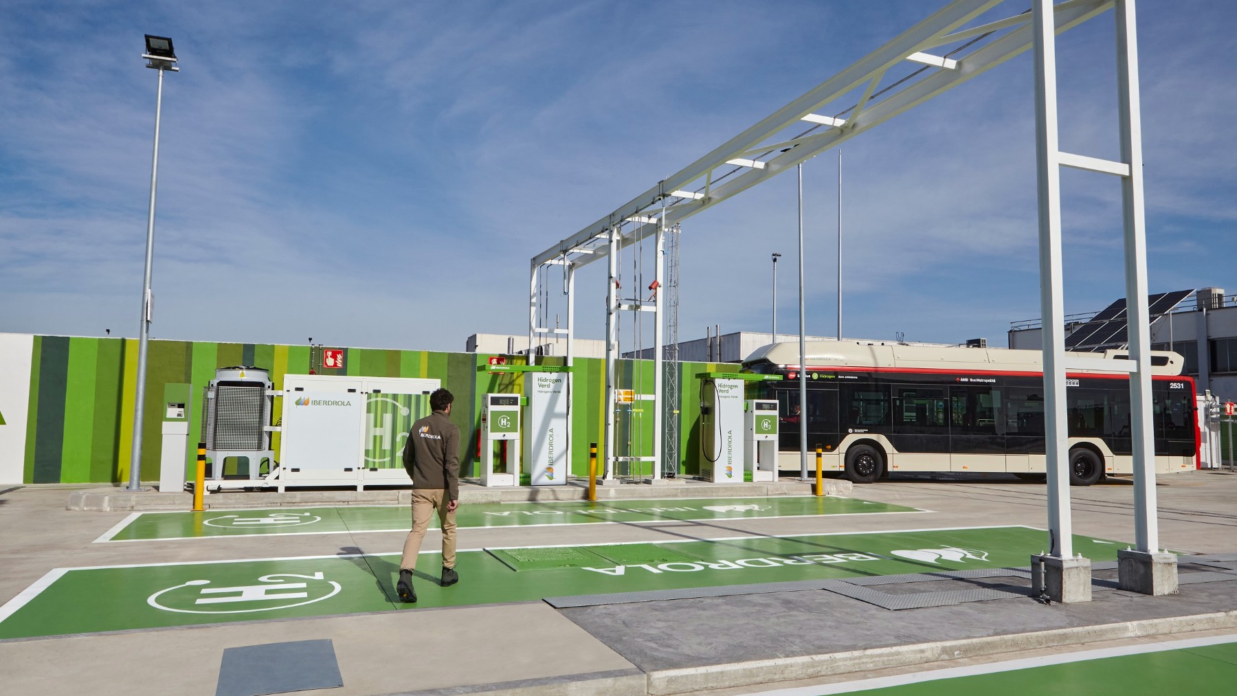 Ubicada en la zona franca, la hidrogenera de Barcelona da actualmente servicio a la línea de autobuses públicos de TMB