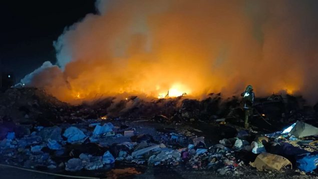 Espectacular incendio de basura en Son Banya esta madrugada