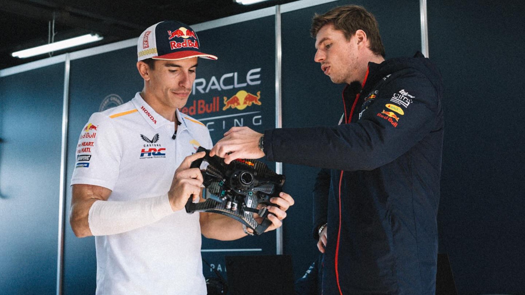 Max Verstappen le enseña a Márquez para qué sirve cada botón del volante de un F1. (Marc Márquez)