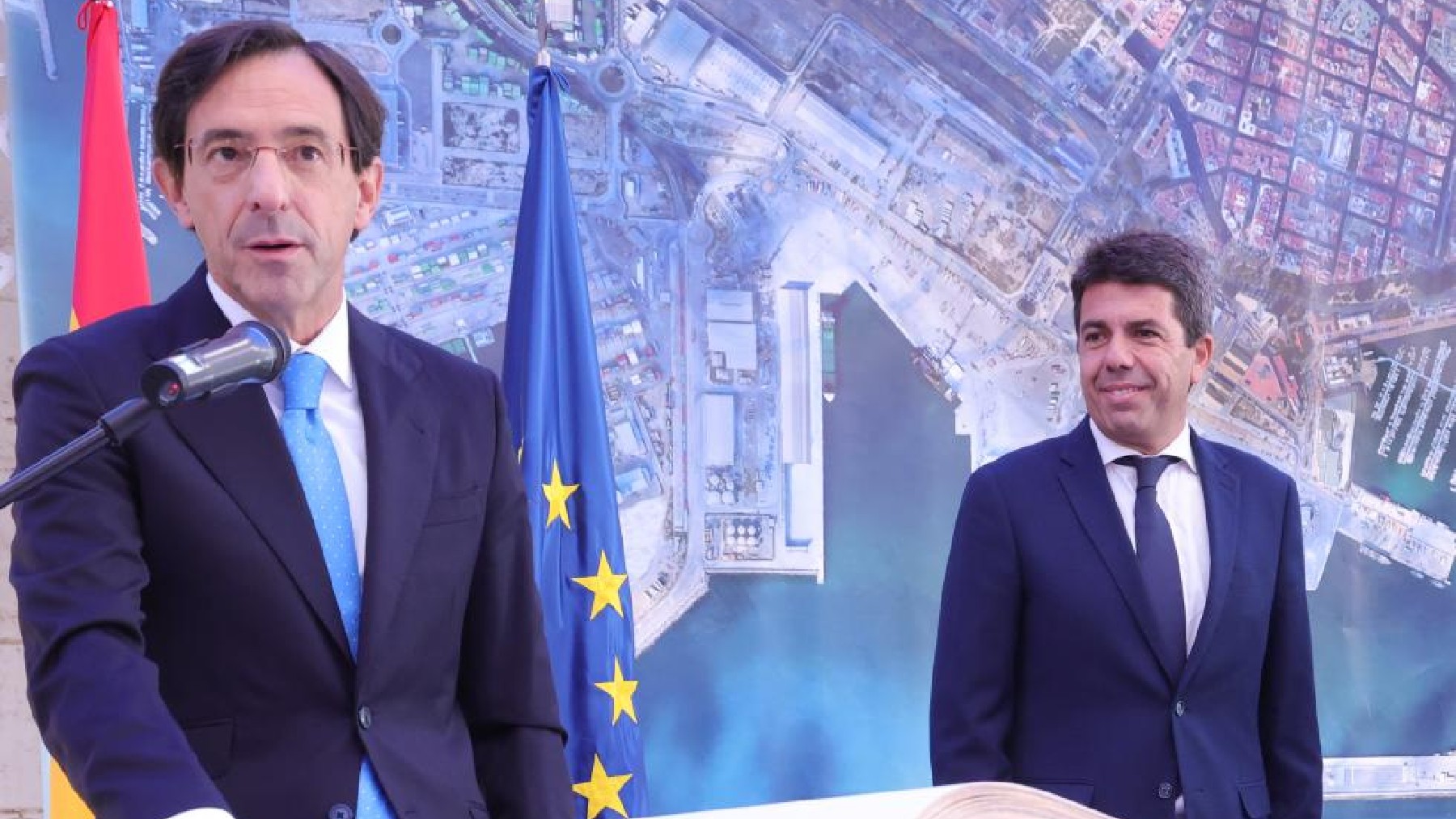 Mazón y Luis López en la toma de posesión de este último como presidente de la Autoridad Portuaria de Alicante, este viernes.