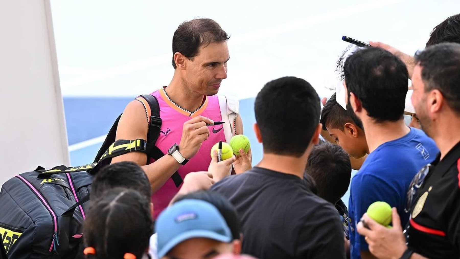 Rafa Nadal firma autógrafos en Kuwait. (RNAcademy)