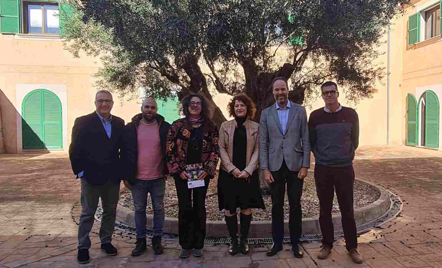 Representantes de Tirme y Deixalles tras la firma de la renovación del convenio de colaboración.