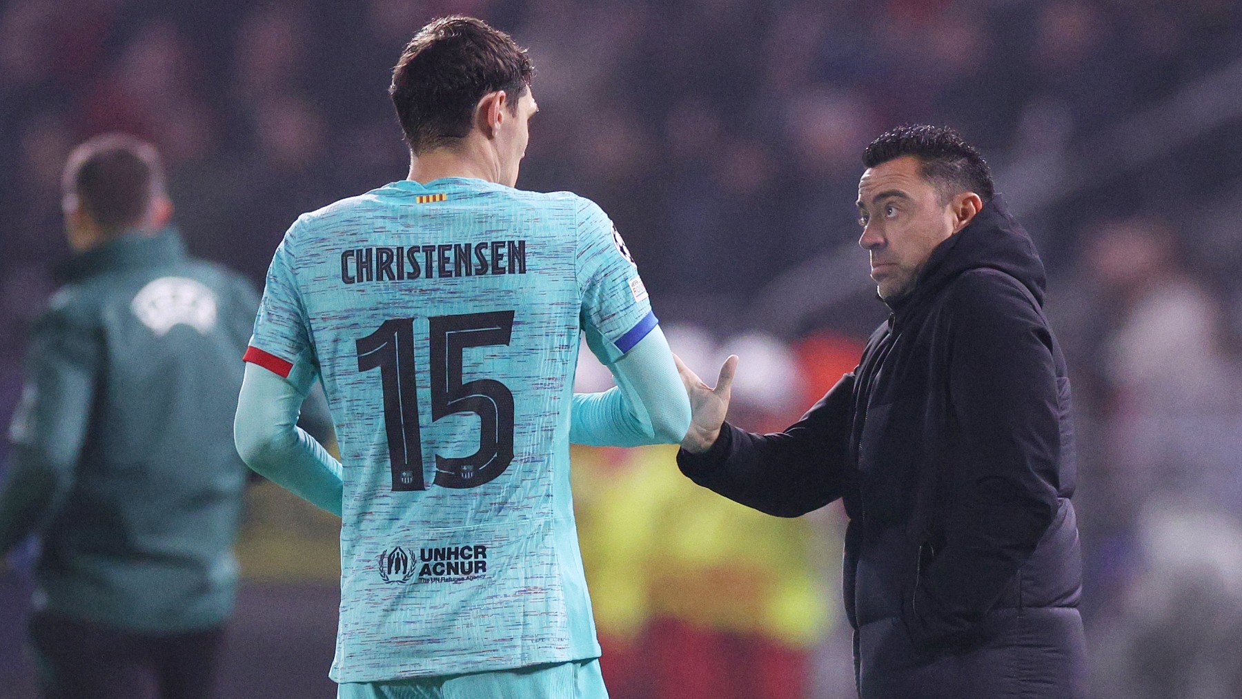 Xavi habla con Christensen en el partido ante el Amberes. (Getty)
