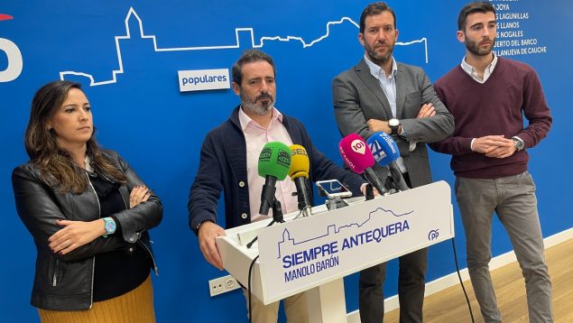 El secretario general del PP de Málaga, José Ramón Carmona, en rueda de prensa.