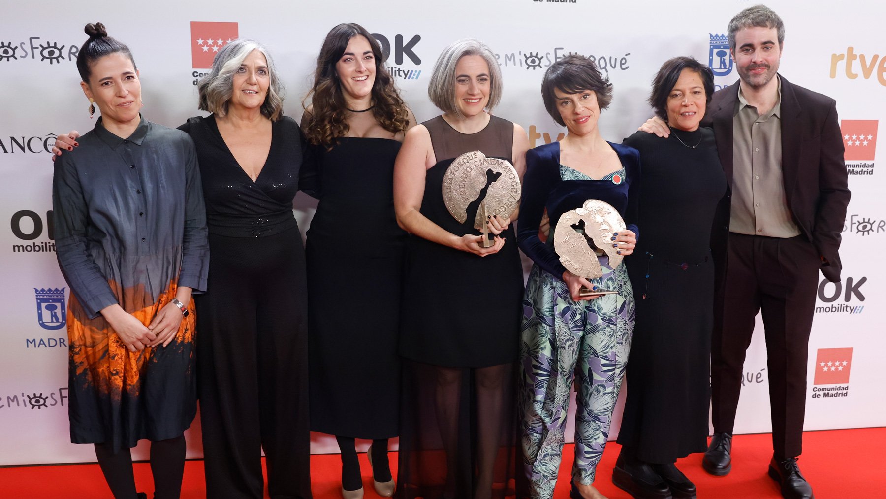 La realizadora Estibaliz Urresola (3d) y su equipo posan con dos Premios Forqué (EFE).