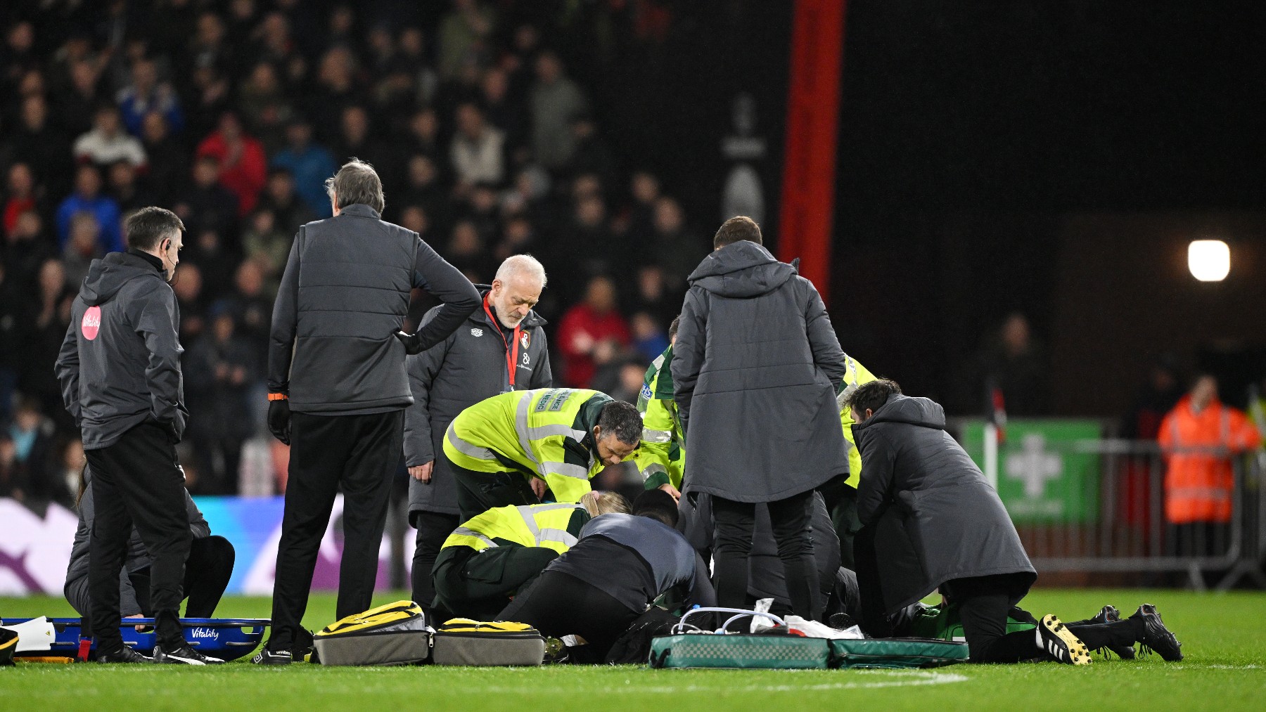 Susto na Premier League: Capitão do Luton, Tom Lockyer, colapsa diante do  Bournemouth - Futebol 365