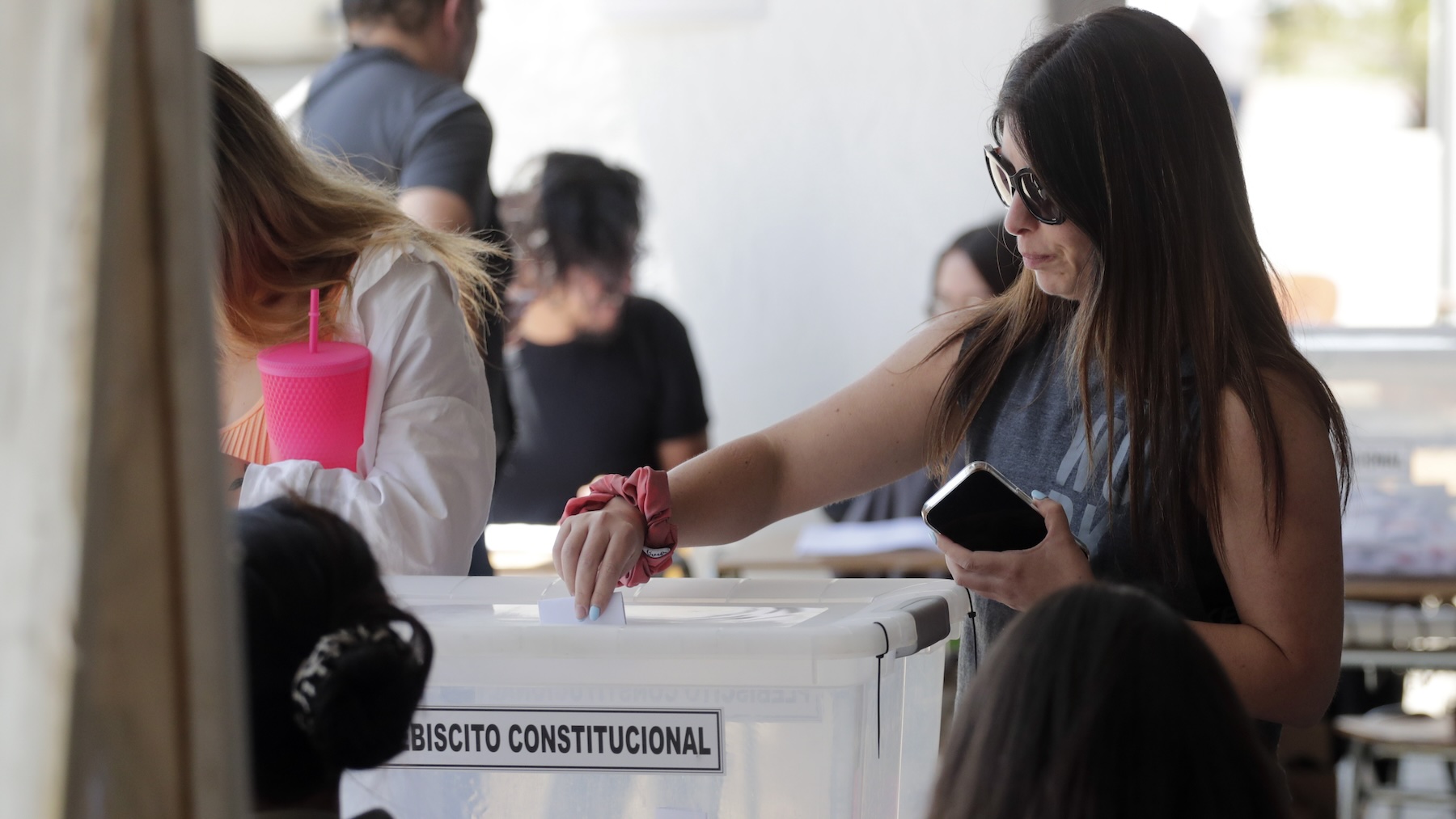 Una chilena deposita su voto en el plebiscito constitucional. (Foto: Efe)