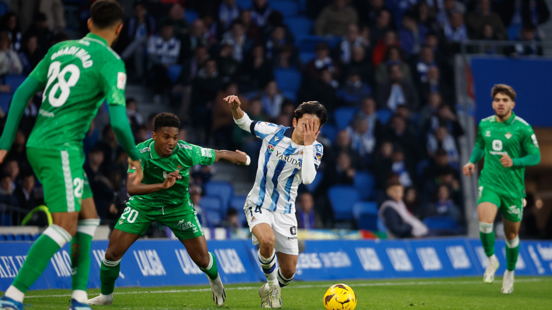 Kubo lucha por un balón. (EFE)