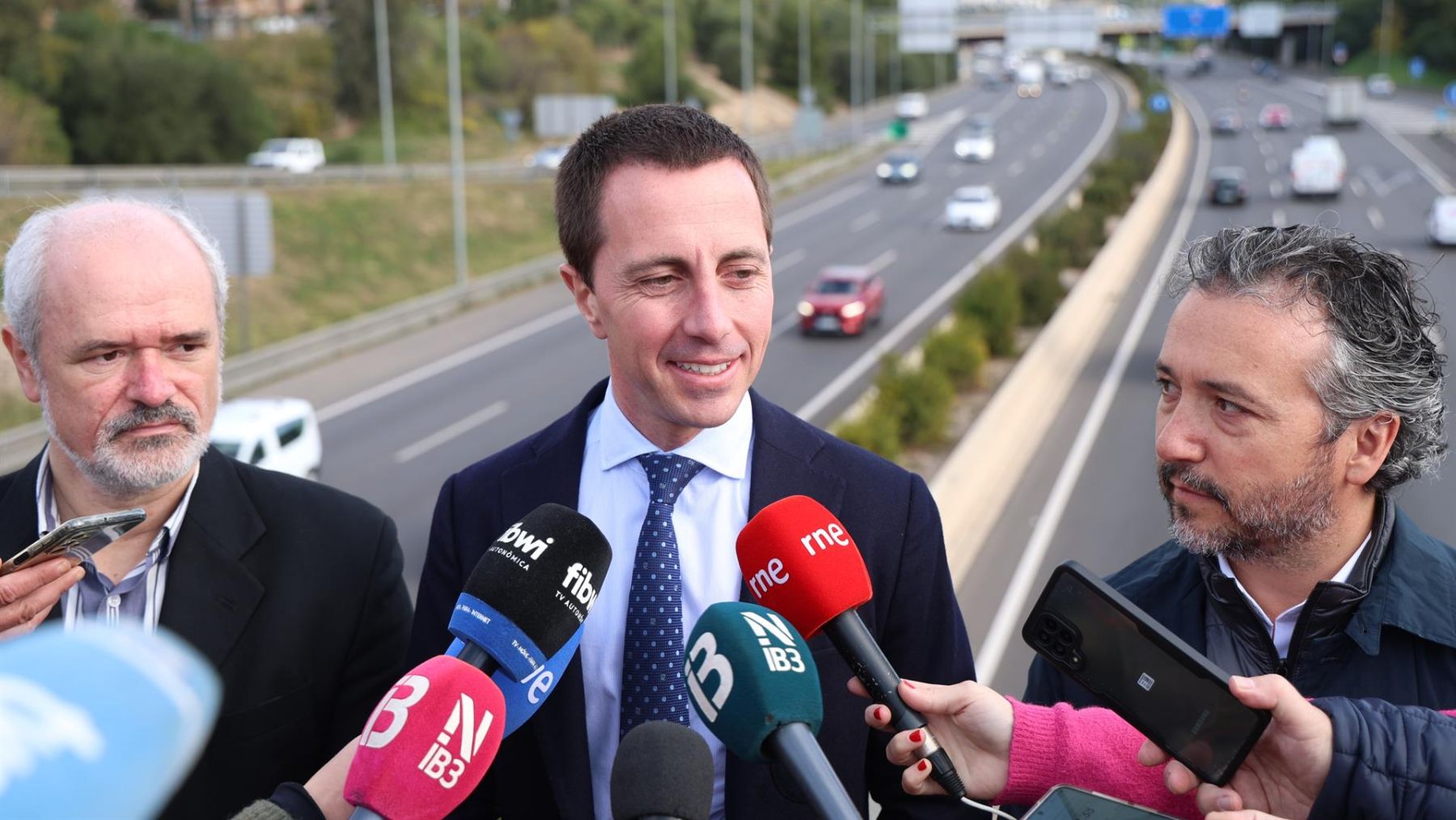 El presidente del Consell de Mallorca, Llorenç Galmés, atendiendo a los medios sobre la Vía de Cintura con motivo del aumento de velocidad máxima.