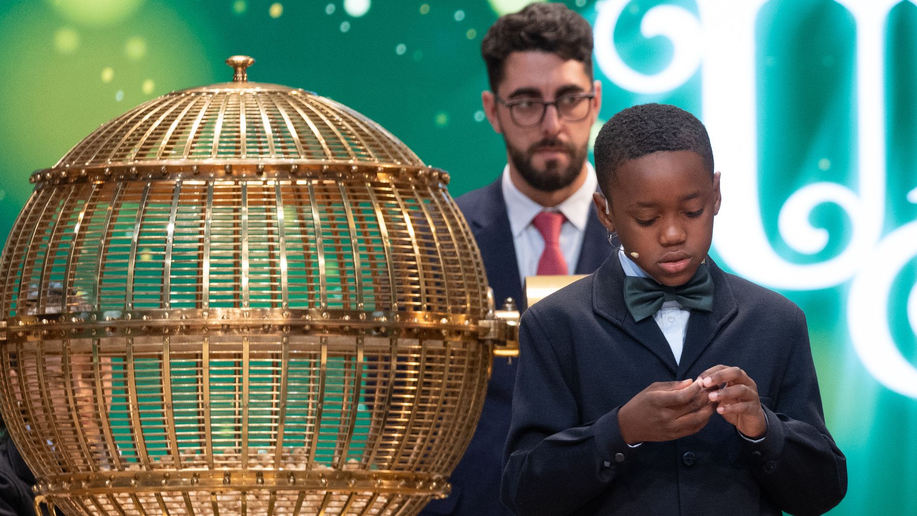 Un niño de San Ildefonso cantando la lotería. (Foto: Ep)