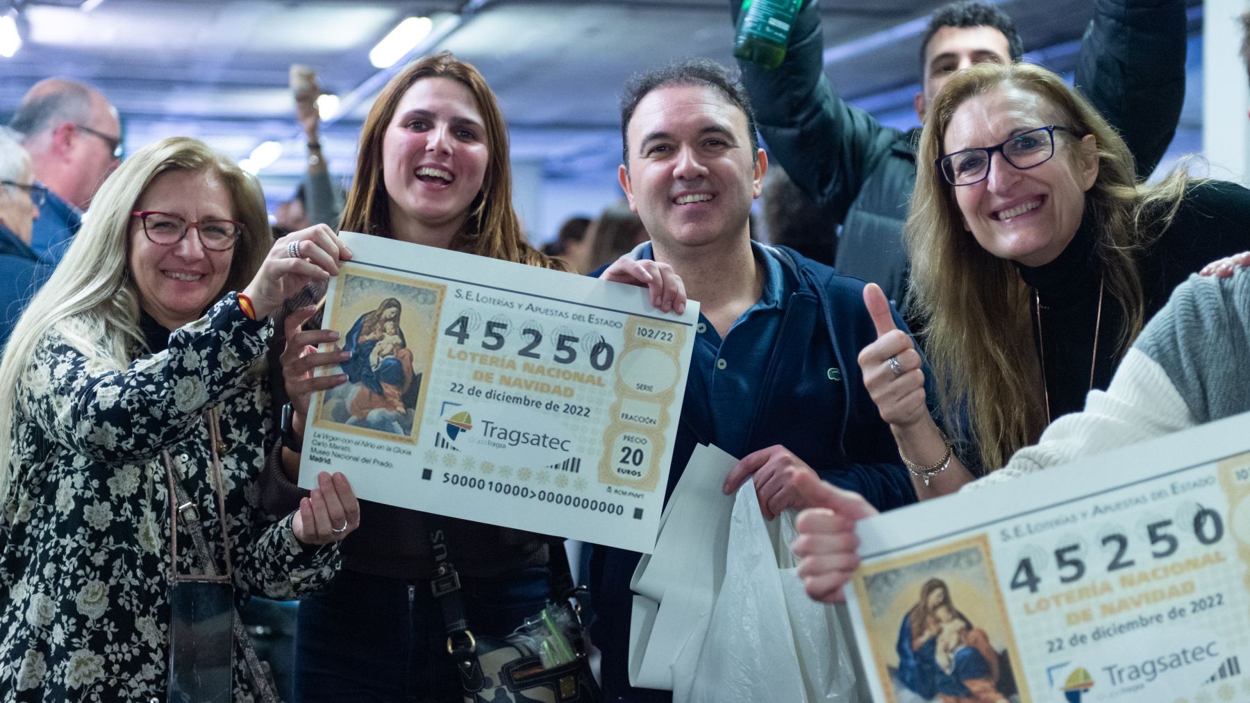 Varios agraciados con un premio de la Lotería de Navidad.