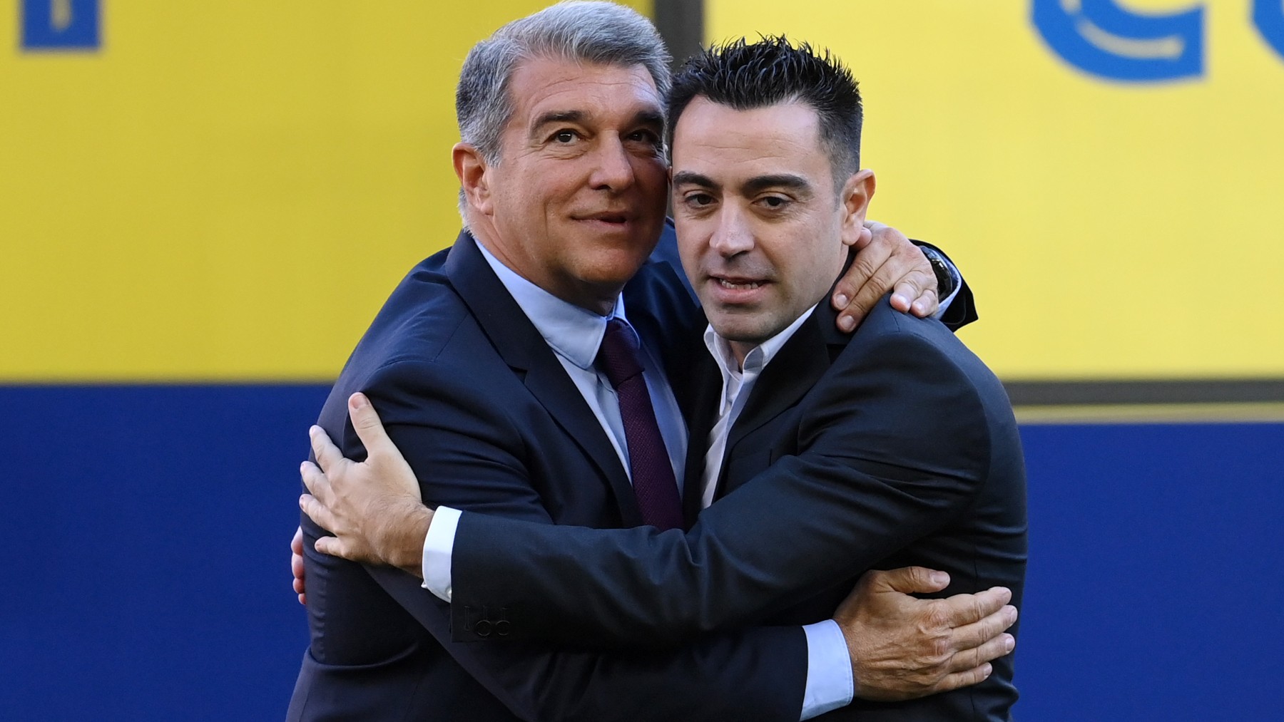 Joan Laporta y Xavi Hernández. (Getty)