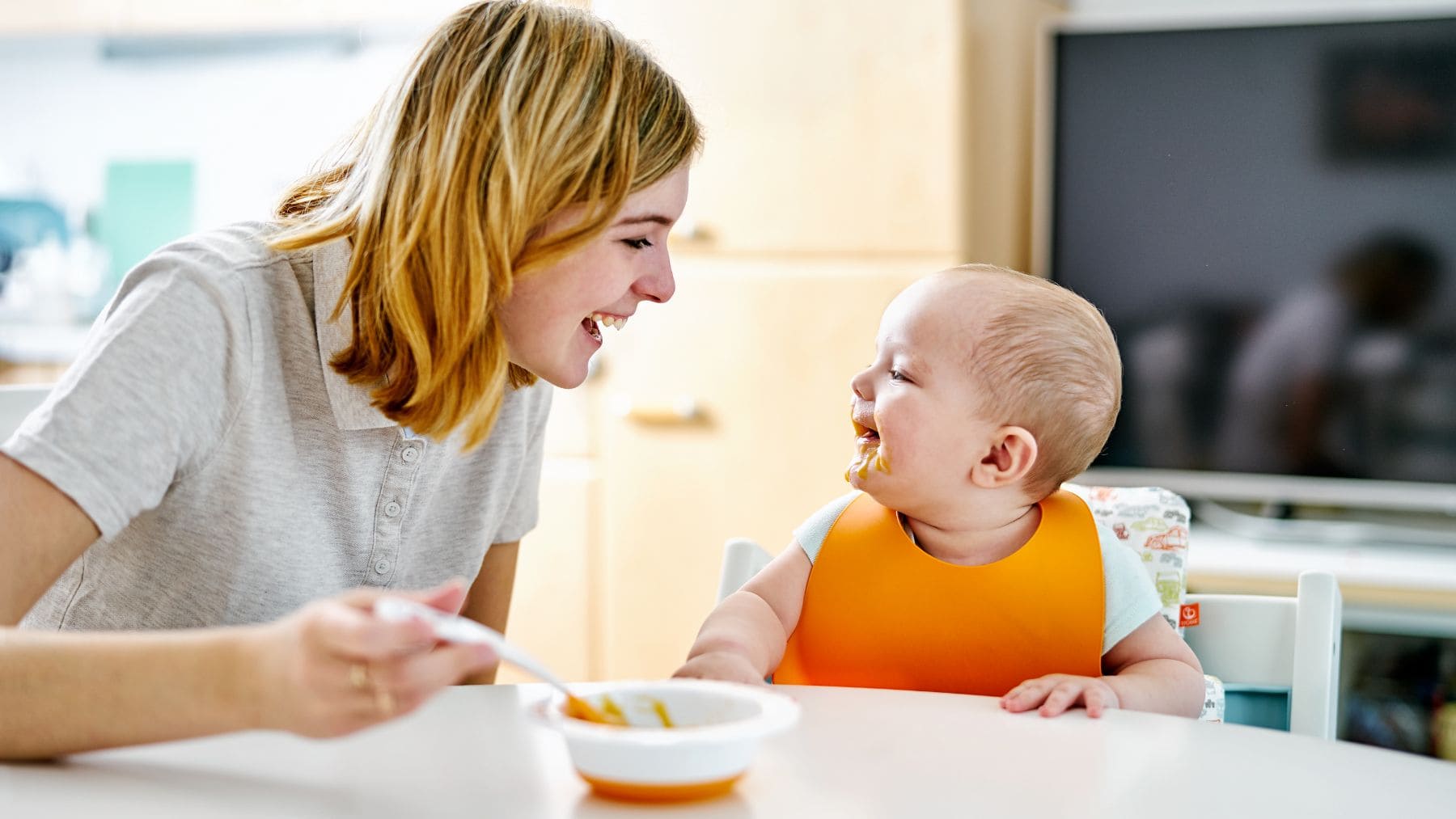 Кухня кормящей матери. Кормежка ребенка. Мама кормит малыша. Мама и ребенок едят. Питание детей.