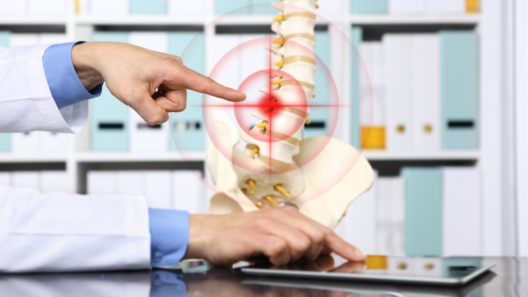 Un doctor mostrando donde se produce hernia discal.