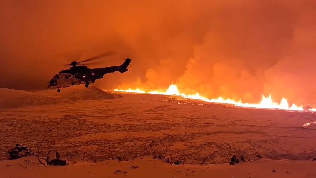 Un guarda costas islandés sobrevuela la erupción la zona del volcán (Foto EFE)