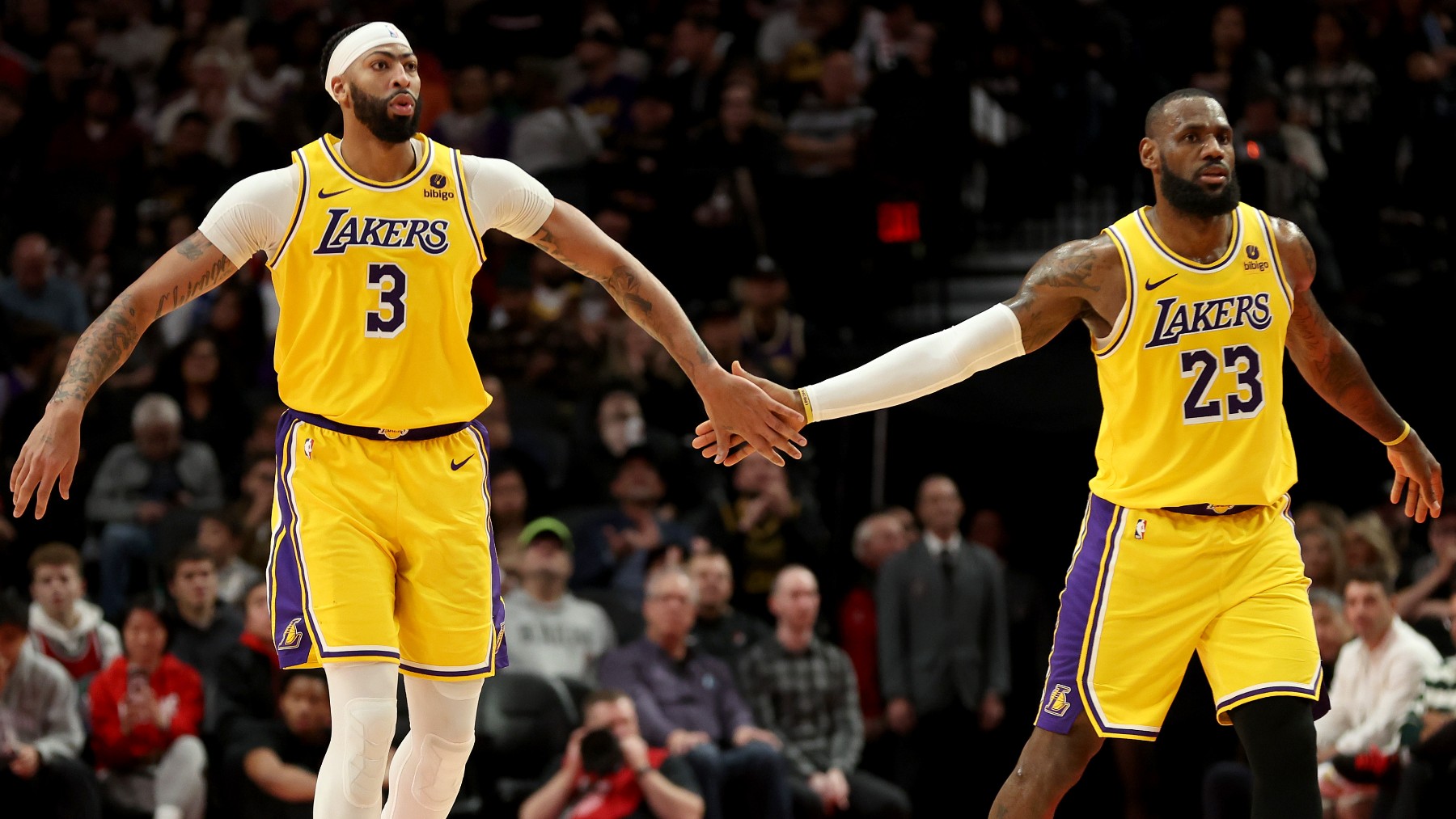 Anthony Davis y LeBron James durante un partido con los Lakers. (Getty)