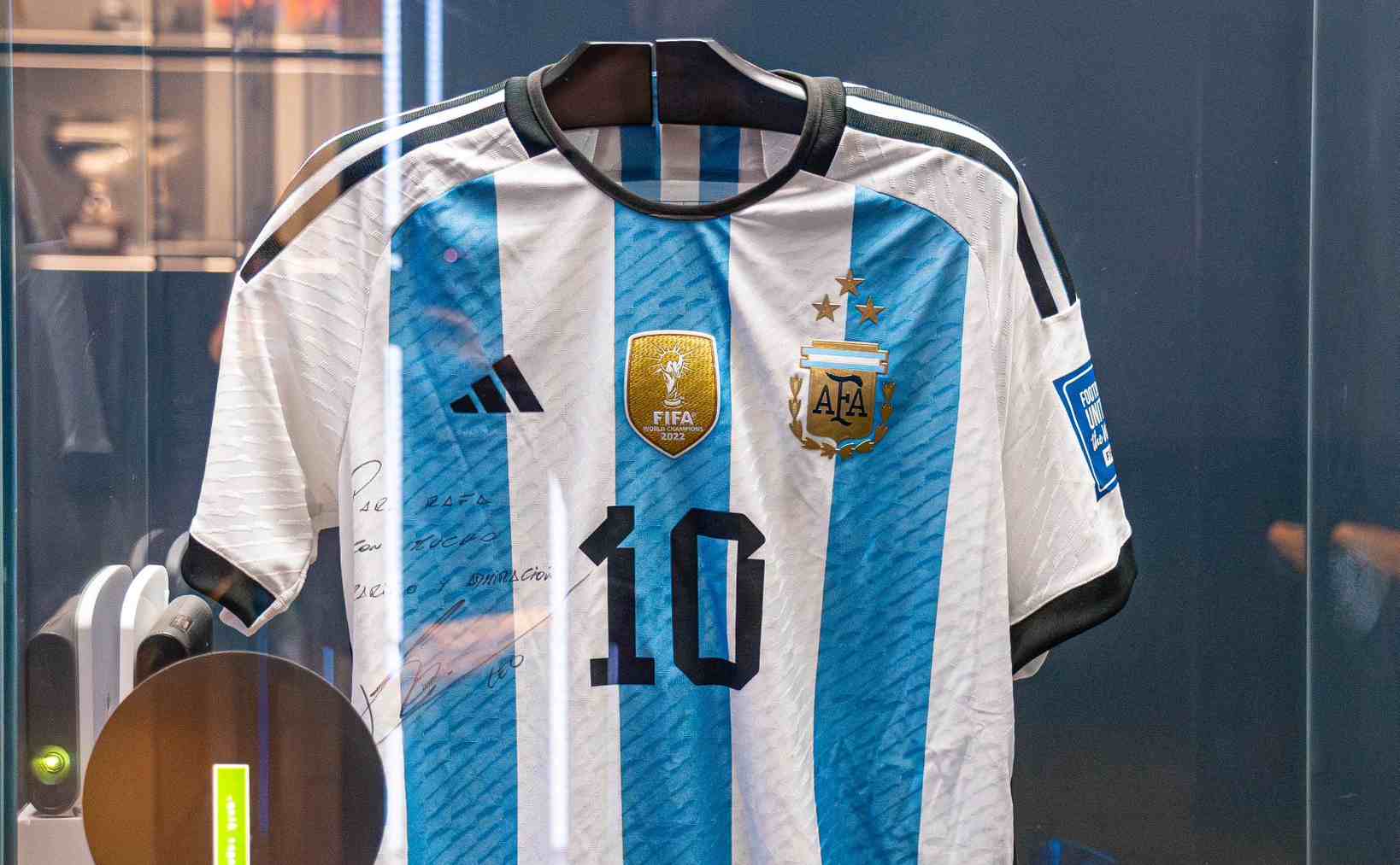 Camiseta de Messi con la que ganó el mundial de Qatar, que ha regalado a Rafa Nadal. RAFA NADAL ACADEMY BY MOVISTAR