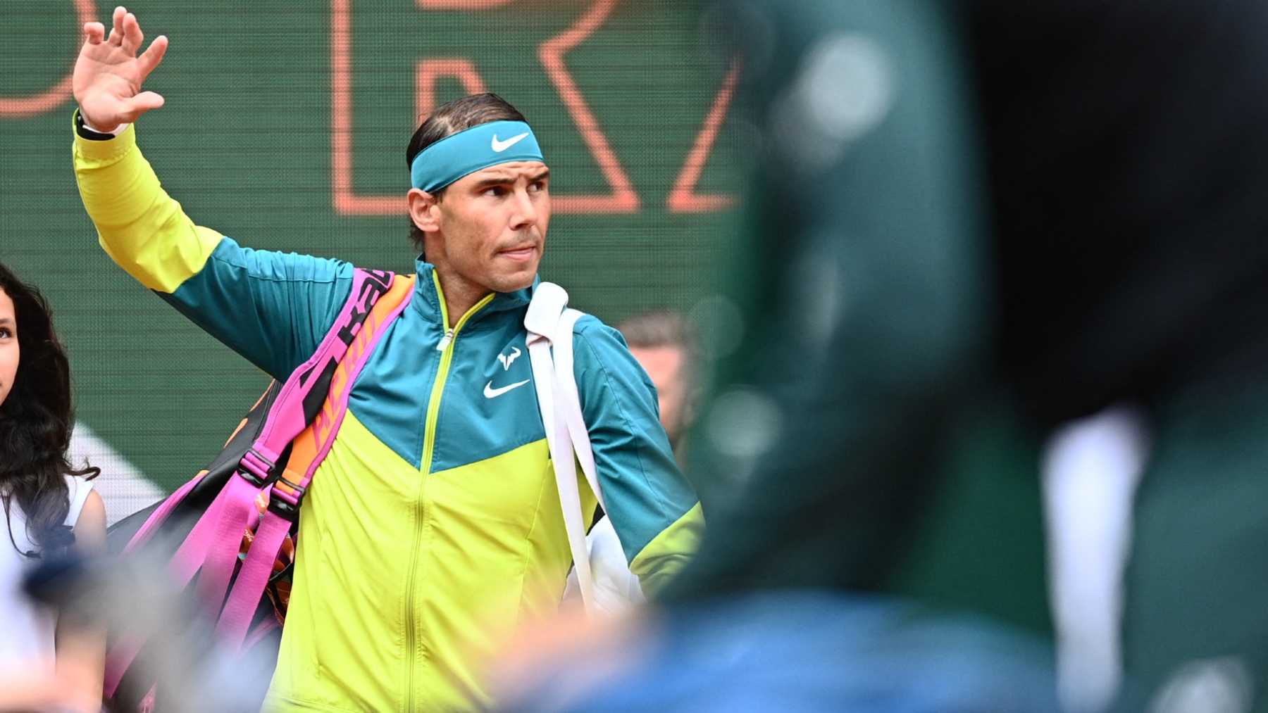 Rafa Nadal saluda al público antes de la final de Roland Garros 2022. (AFP)