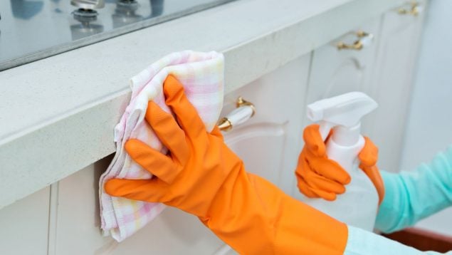 Acaba con la grasa de los muebles de la cocina con el truco de las abuelas