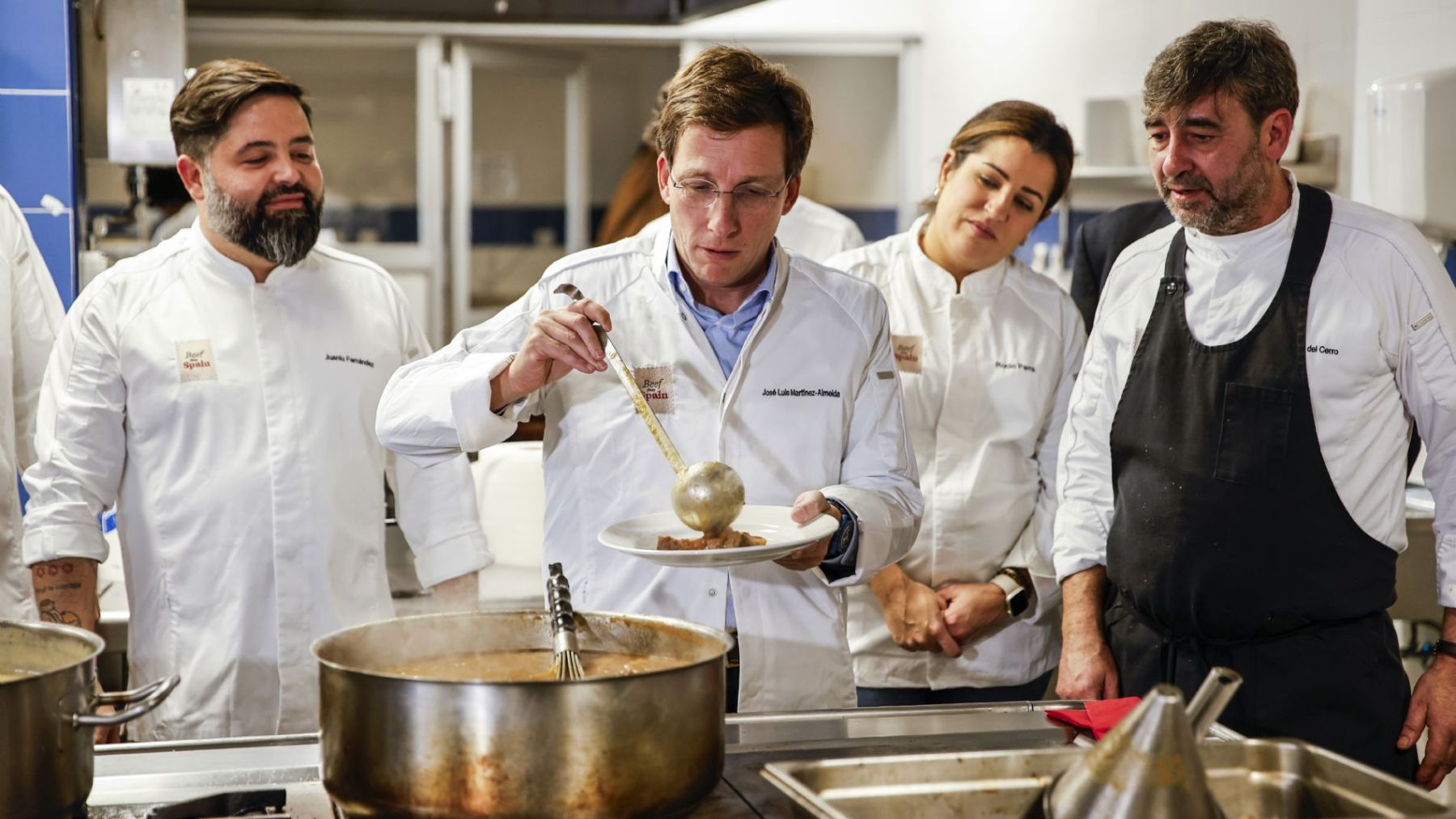 José Luis Martínez-Almeida, colaborando con los chefs