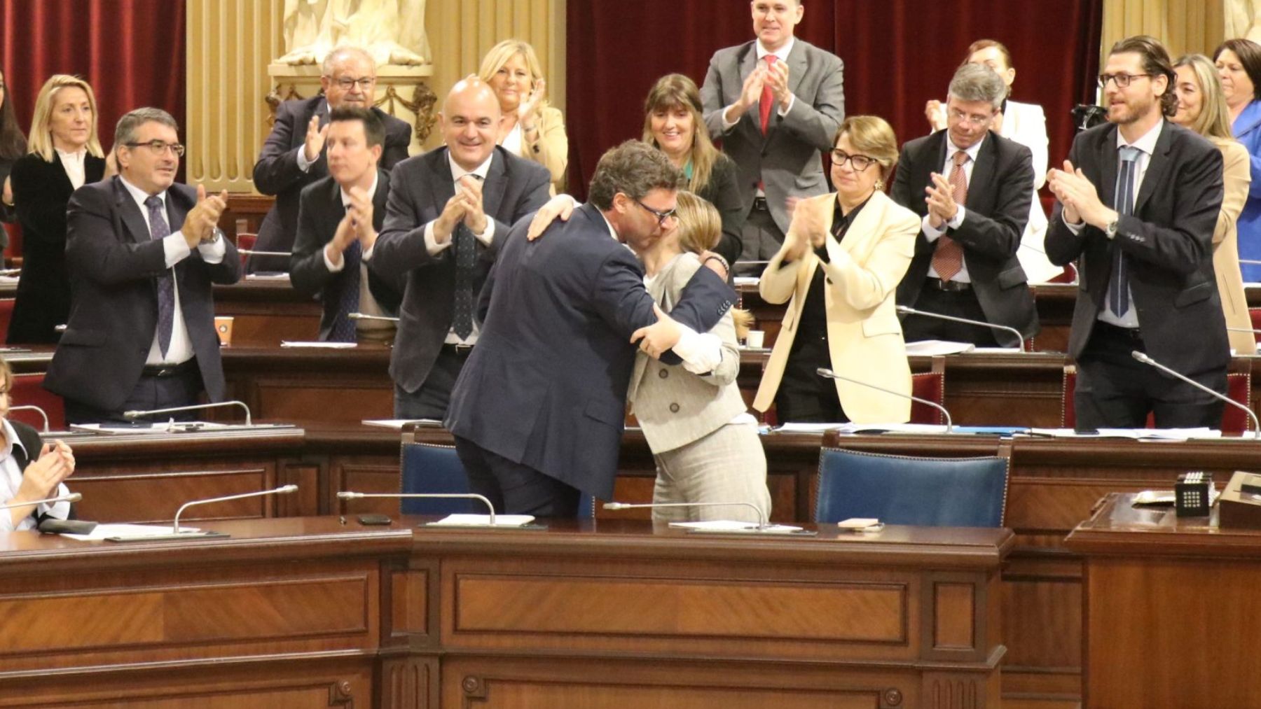 La presidenta balear, Marga Prohens, felicita al conseller de Hacienda, Antoni Costra, tras la aprobación de los presupuestos.