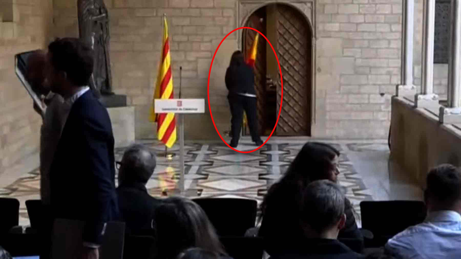 El momento en el que retiran la bandera de España