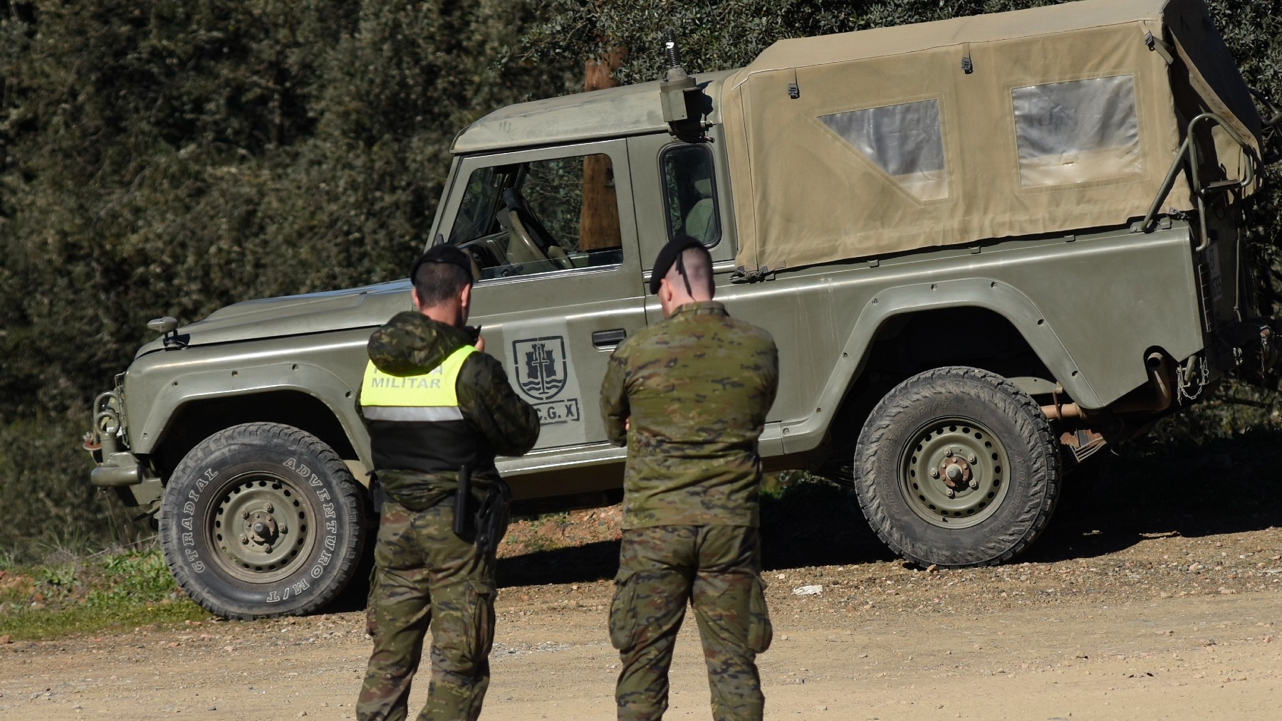 Militares acordonando el lugar donde han sido localizados los dos militares fallecidos (EUROPA PRESS).