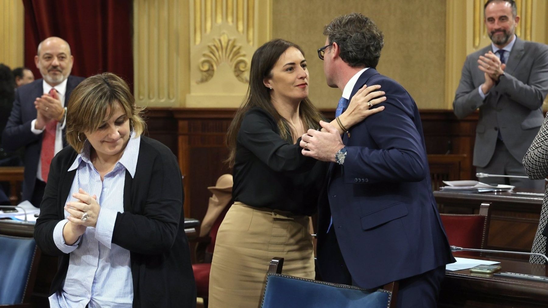 El conseller de Hacienda, Toni Costa, recibe la felicitación de la portavoz de Vox, Idoia Ribas, por la aprobación de los presupuestos. (EP)