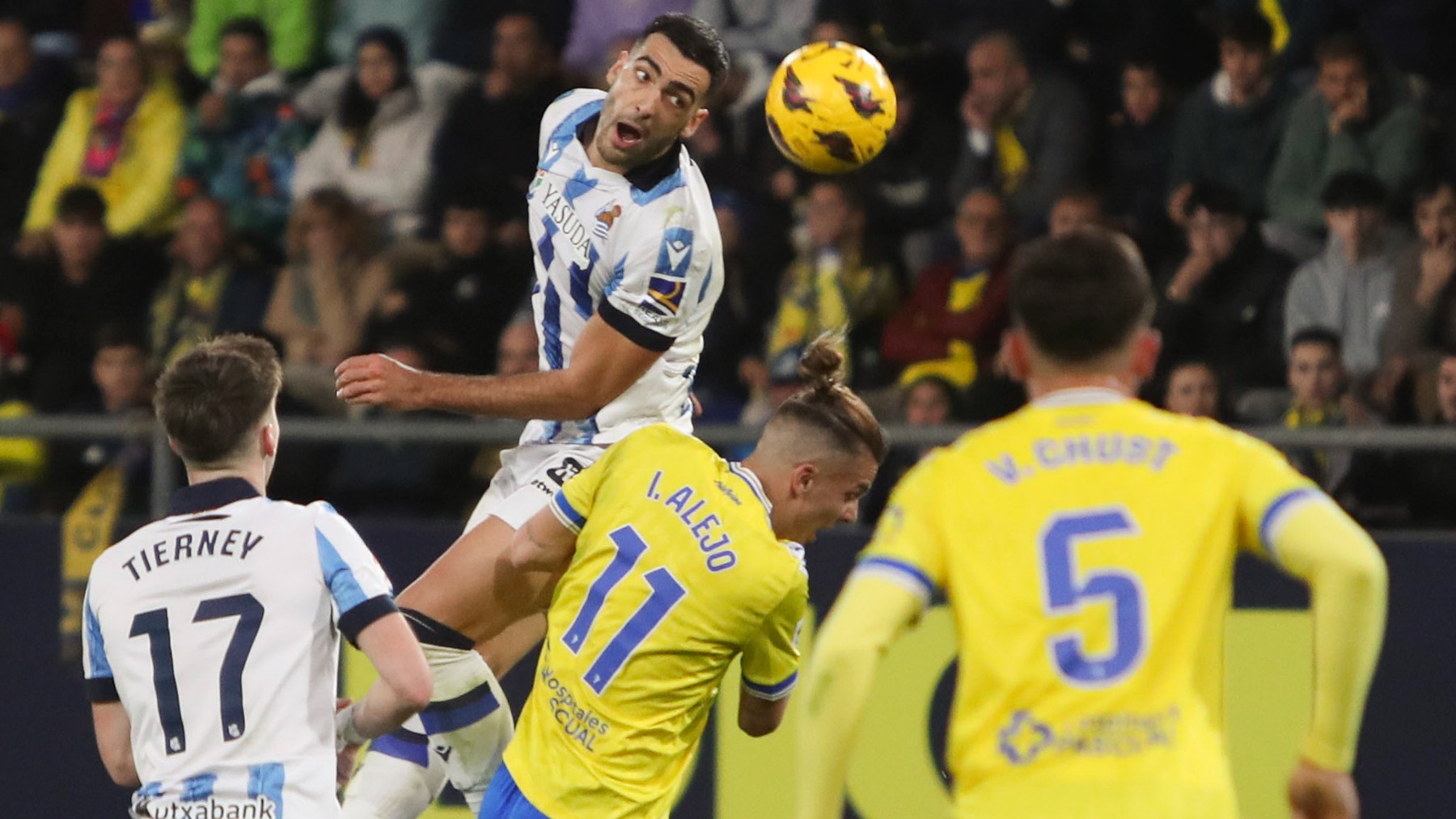 Jugadores de Cádiz y Real Sociedad luchan una pelota (EFE)