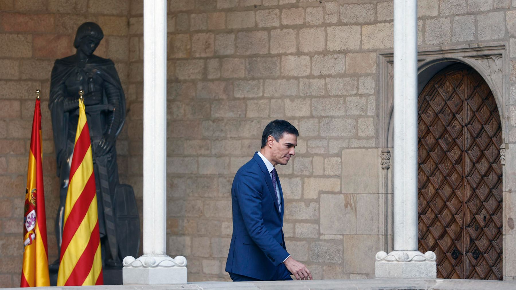 Pedro Sánchez caminando este jueves por la galeria gotica del Palau de la Generalitat. Foto: EFE