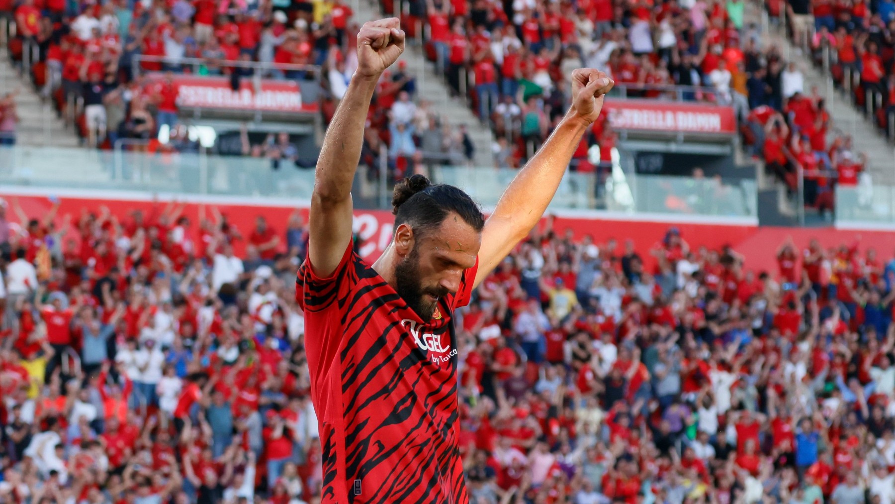 Muriqi celebra un gol
