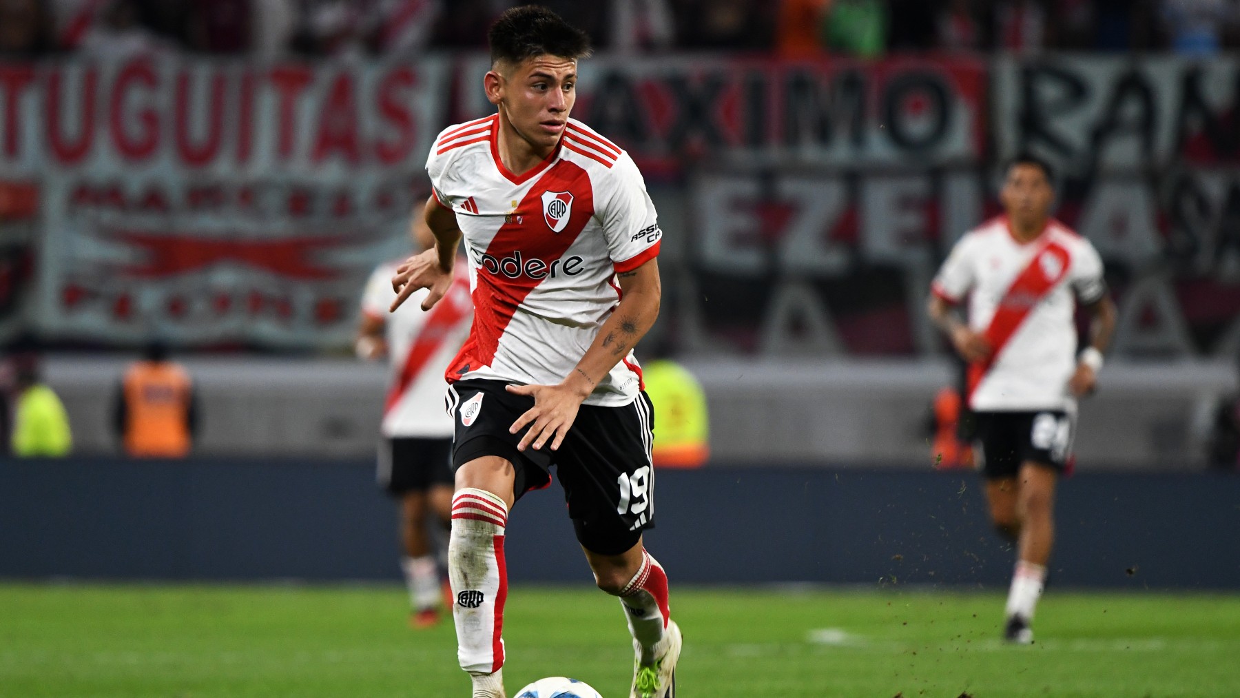 Claudio Echeverri en un partido con River Plate. (Getty)