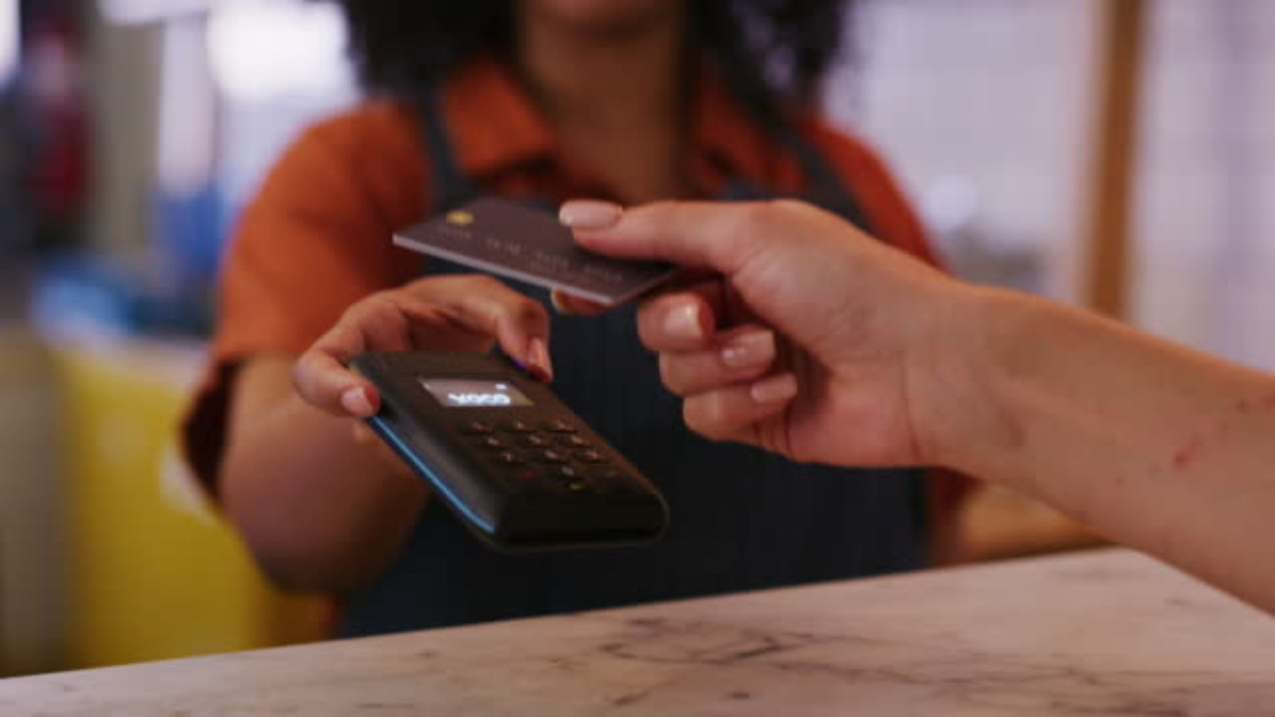 Descubre cómo las tarjetas de crédito ayudaron a frenar una intoxicación alimentaria