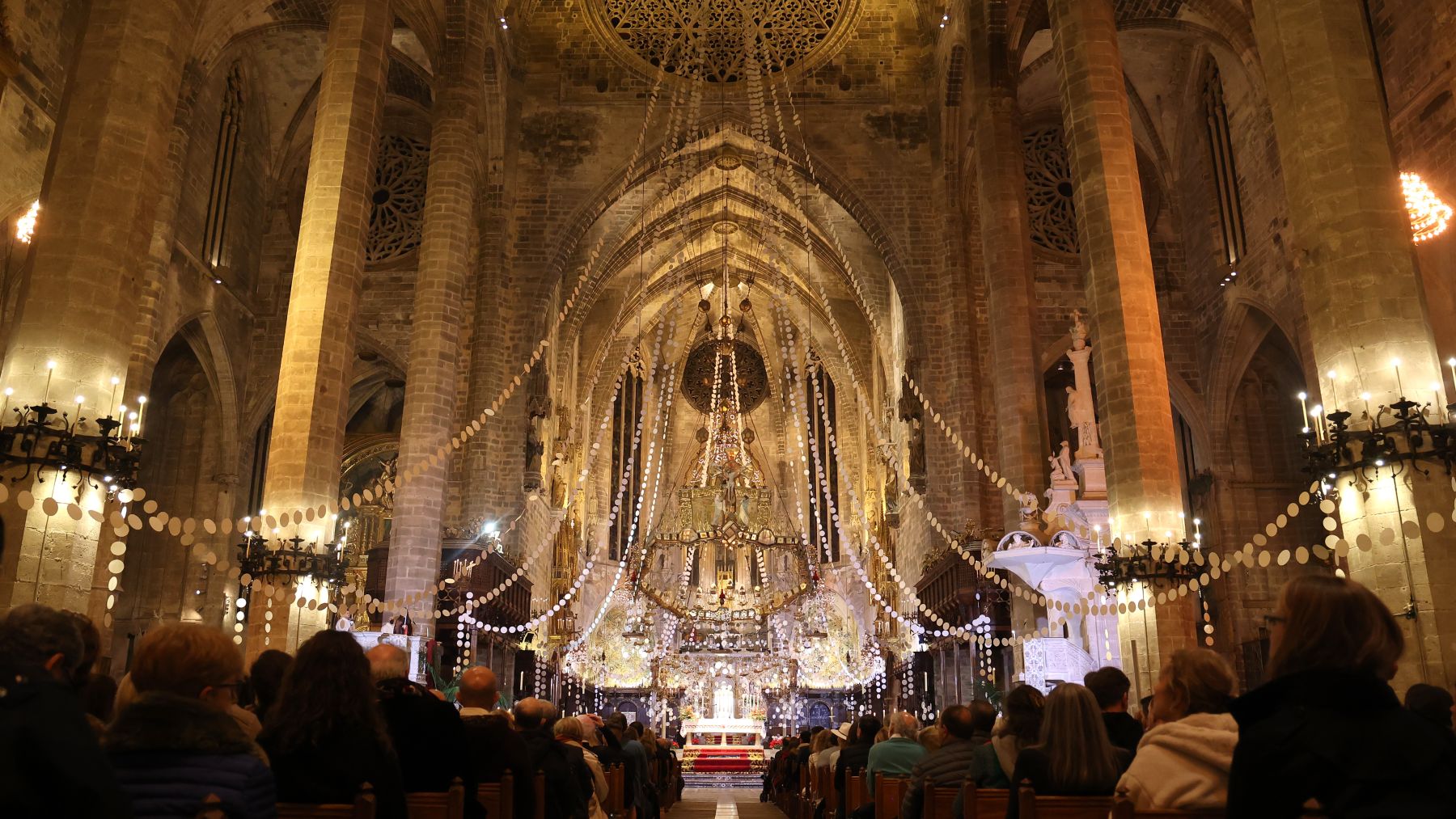 Imagen de la celebración de la Misa del Gallo en la Catedral de Palma de Mallorca. (Europa Press)