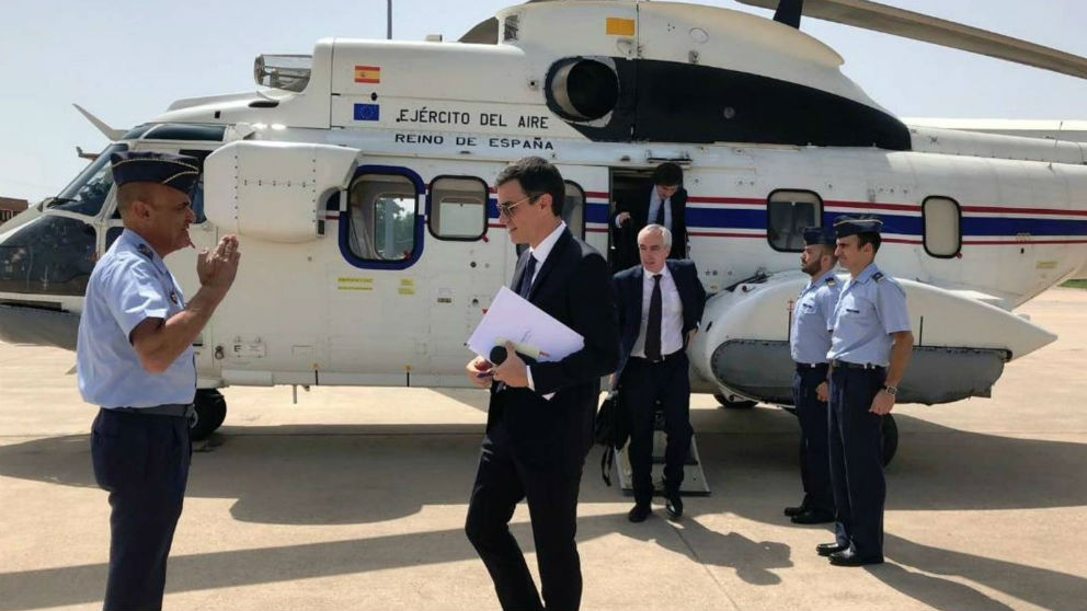 Pedro Sánchez, junto al Super Puma presidencial, en uno de sus múltiples viajes aéreos.