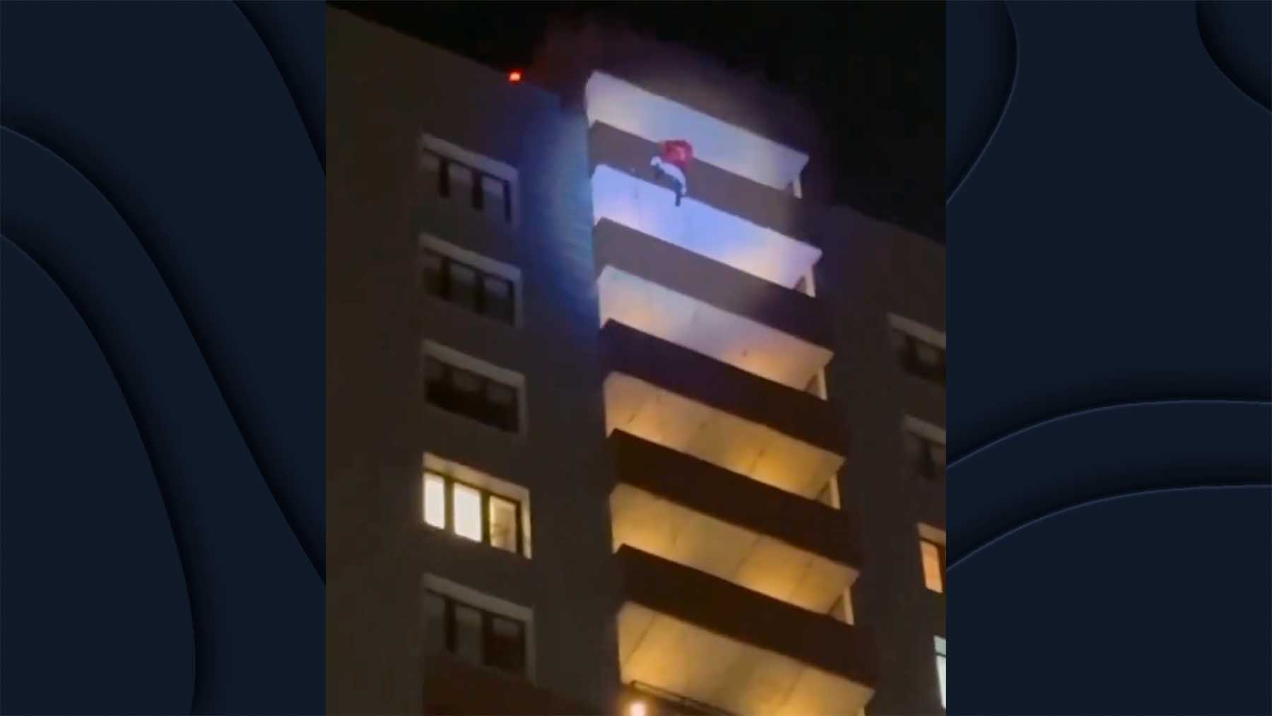 El joven disfrazado de Papá Noel antes de caer del edificio de 24 pisos.