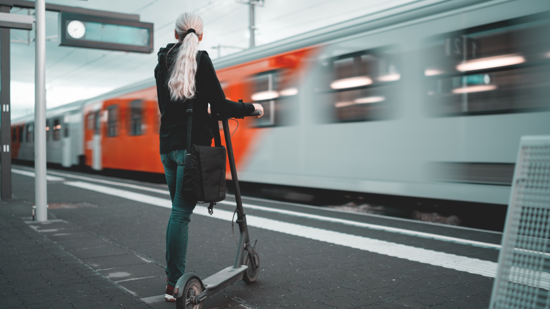 Conoce las ciudades de Eurpa que sí dejan introducir los patinetes eléctricos en el transporte público