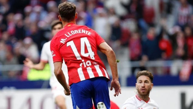 Marcos Llorente celebra su gol frente al Sevilla, ante Sergio Ramos. (Twitter: @marcosllorente)