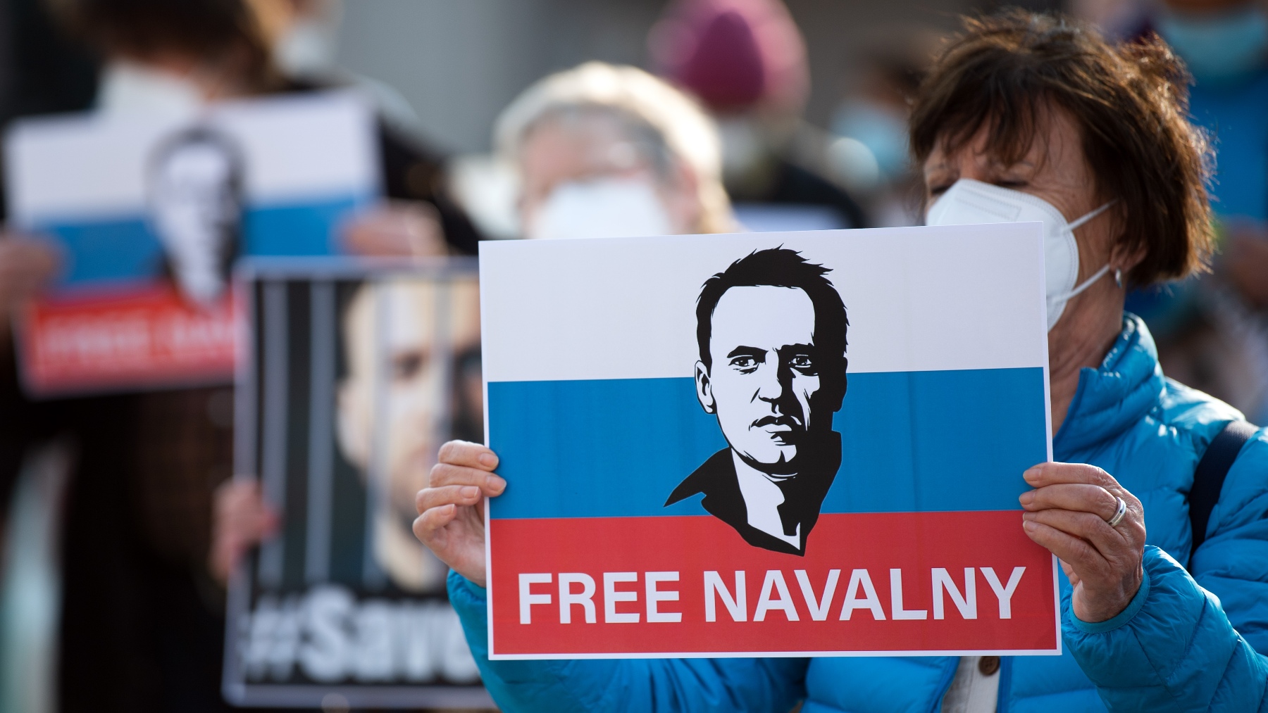 Una persona pidiendo la liberación de Navalni. (Foto: EP)