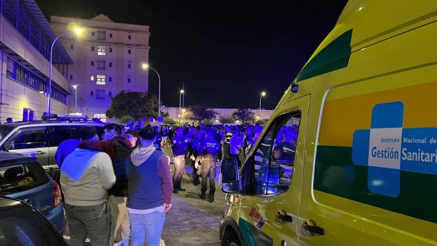 Una ambulancia atiende a los jóvenes tras el atropello múltiple en Melilla.