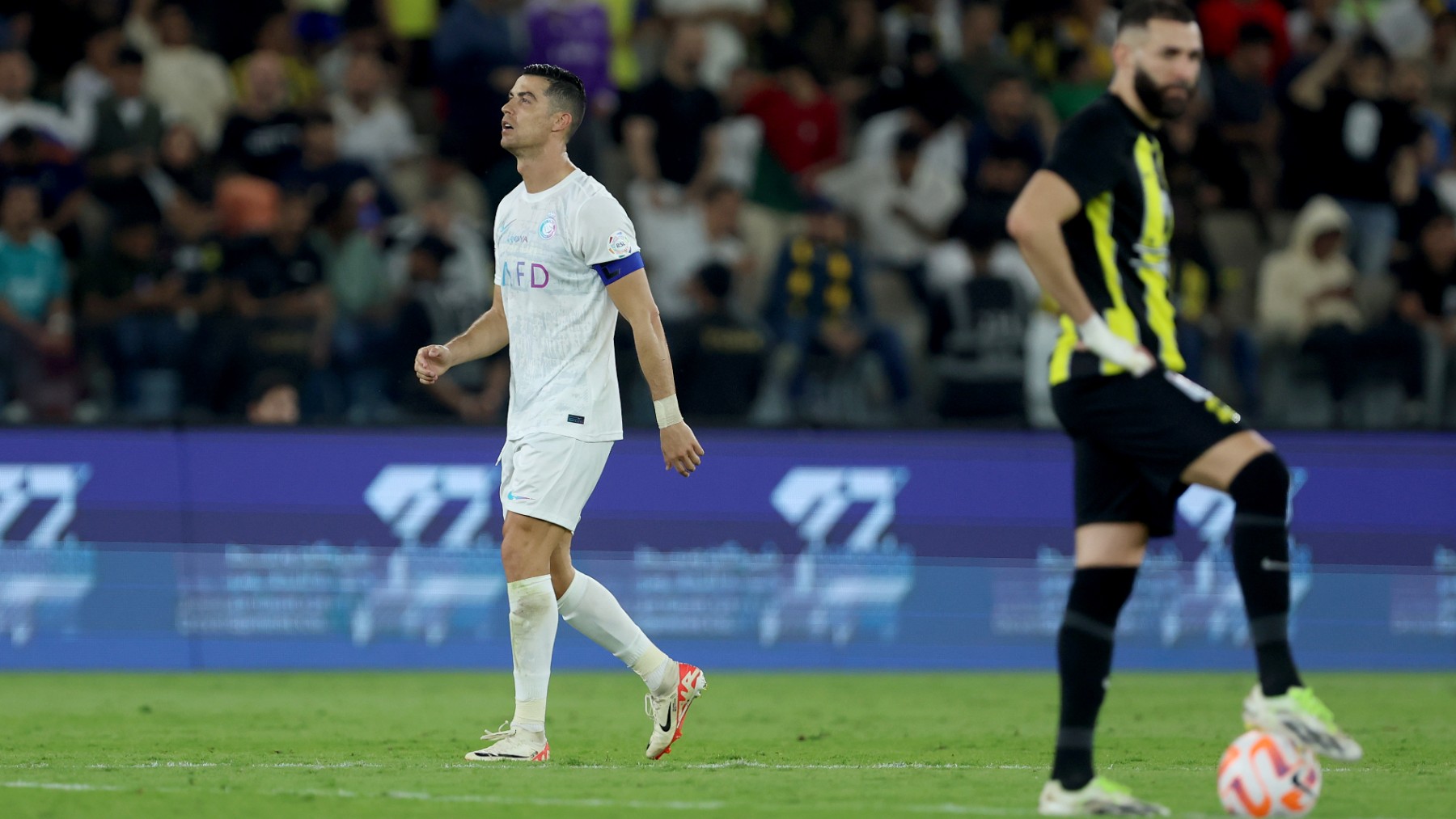 Cristiano Ronaldo celebra un gol ante Benzema. (EFE)