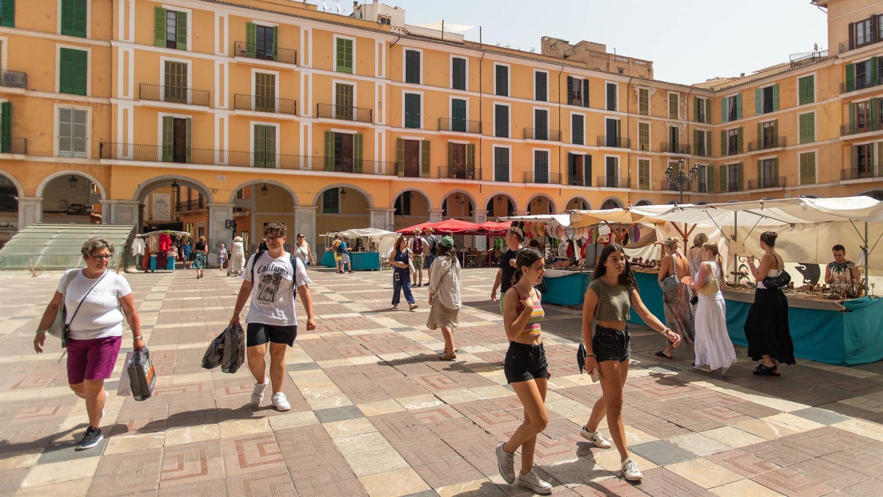 Turistas paseando por la Plaza Mayor de Palma.