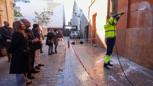 José Luis Sanz mira cómo un operario limpia una pintada