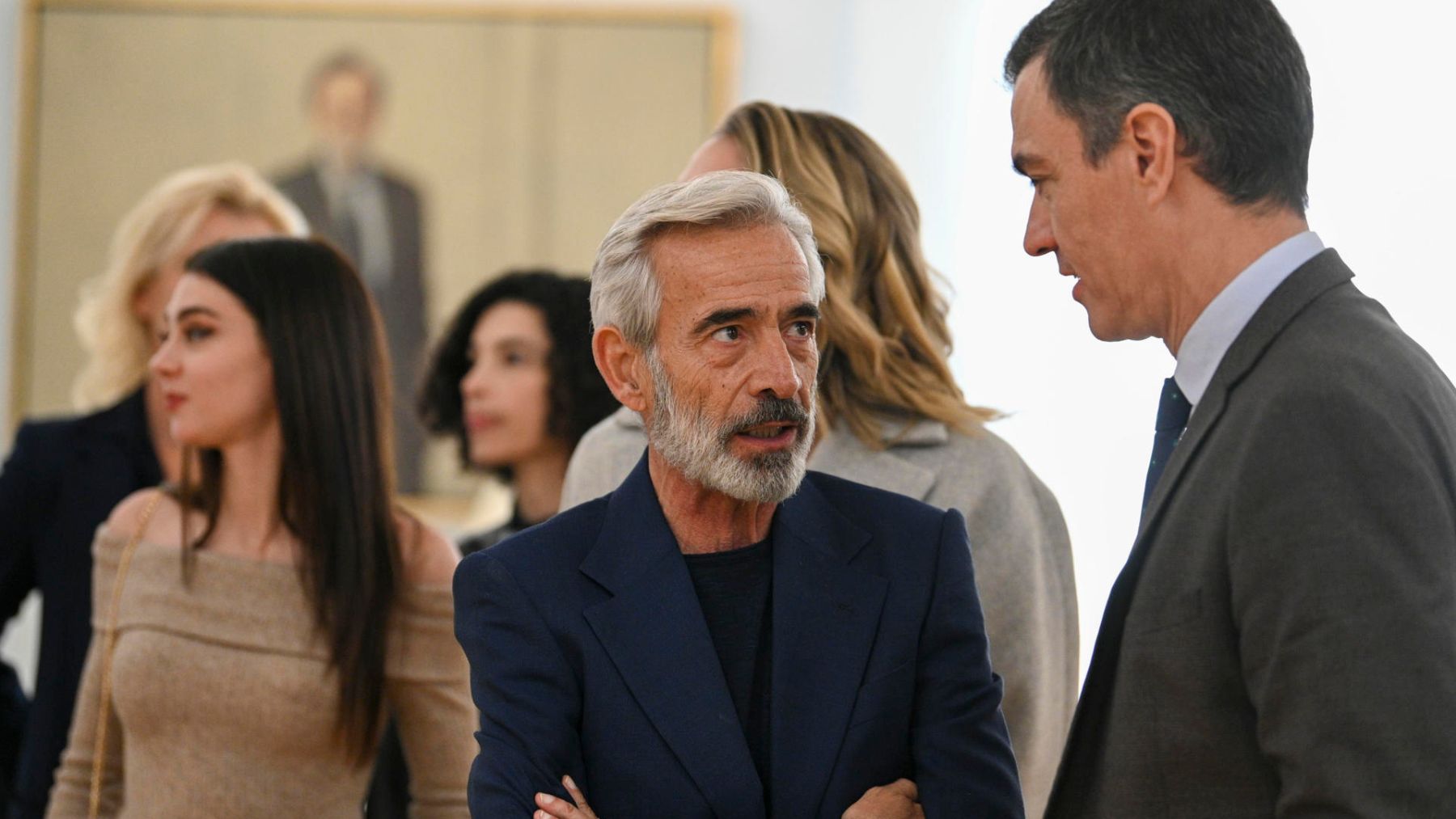 El presidente del Gobierno, Pedro Sánchez, conversa con el actor de la serie ‘Cuéntame’ Imanol Arias. (Foto: EFE).