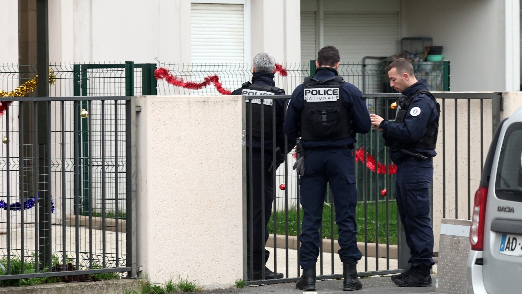 Varios policías franceses ante el edificio donde fueron encontrados cinco cadáveres en Meaux